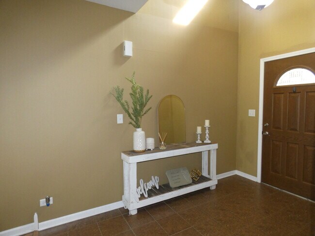 Building Photo - 653 N Edgemere Dr