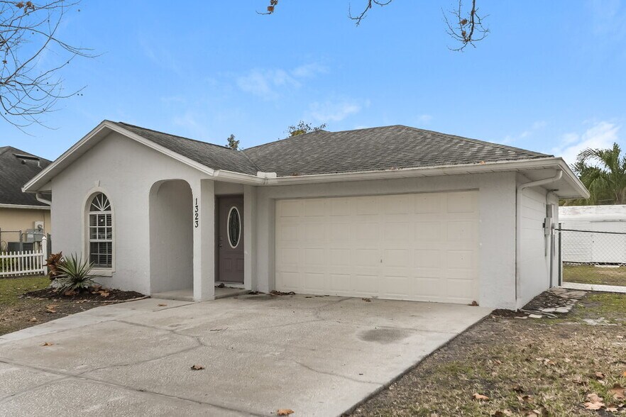 Building Photo - 1323 Dover Dr