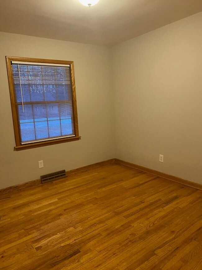 Building Photo - Ranch home with two car garage located on over 1/2 acre