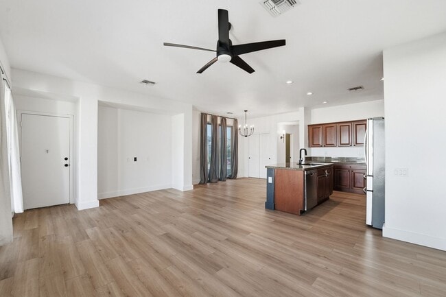 Building Photo - Beautiful 3-bedroom, 2-bathroom residence in the lively city of Mesa, Arizona!