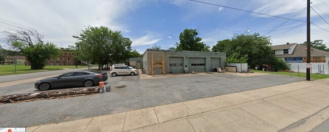 Building Photo - 430 E Brockett St