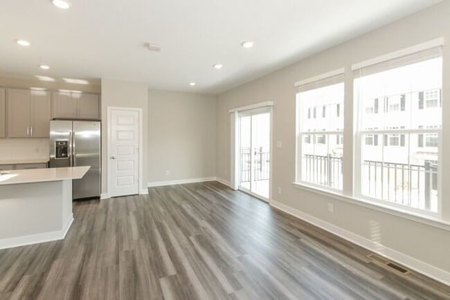 Building Photo - Beautiful Townhome in Carmel
