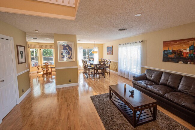 Building Photo - 1490 S Club Dr