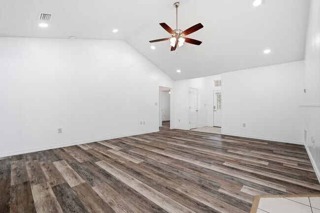 Building Photo - Renovated Home in Niceville!
