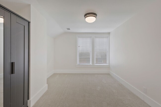 Building Photo - 4th Ave Riverside