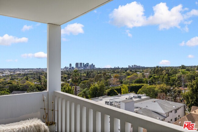 Building Photo - 999 N Doheny Dr