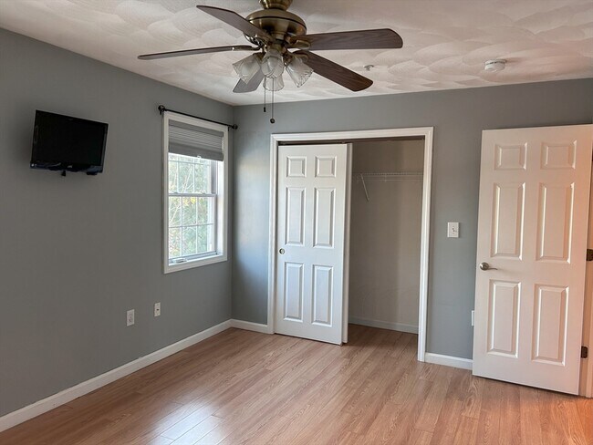 Building Photo - 933 Varnum Ave