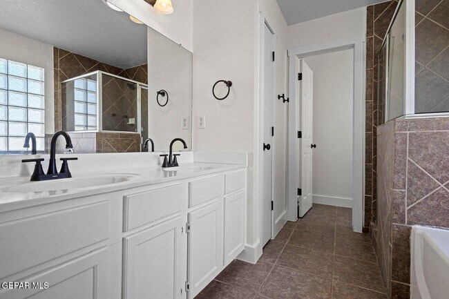 Building Photo - 11025 Bullseye St