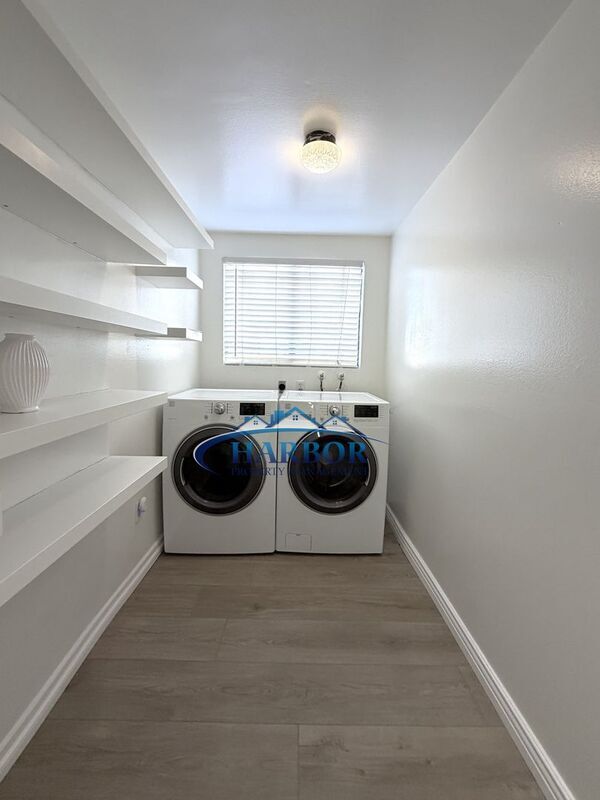 Building Photo - 1015 W 159th St