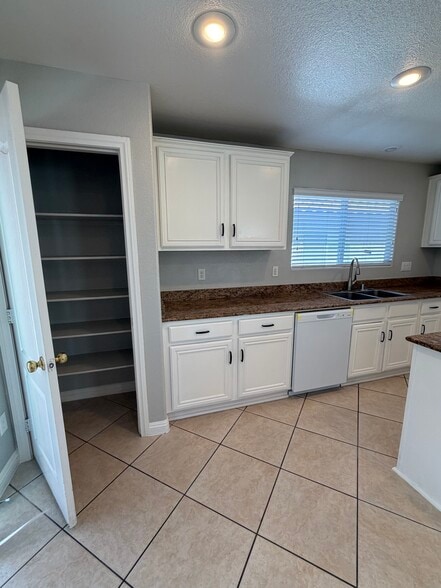 Building Photo - 9521 Grand Fir Ct