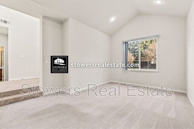 Building Photo - 1570 Eastlake Cir