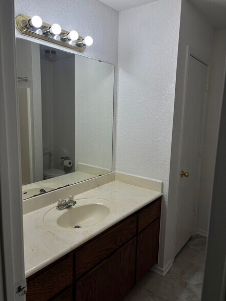 Building Photo - 2704 Lucille Dr