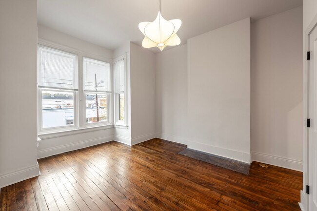 Building Photo - Cozy Studio Apartment