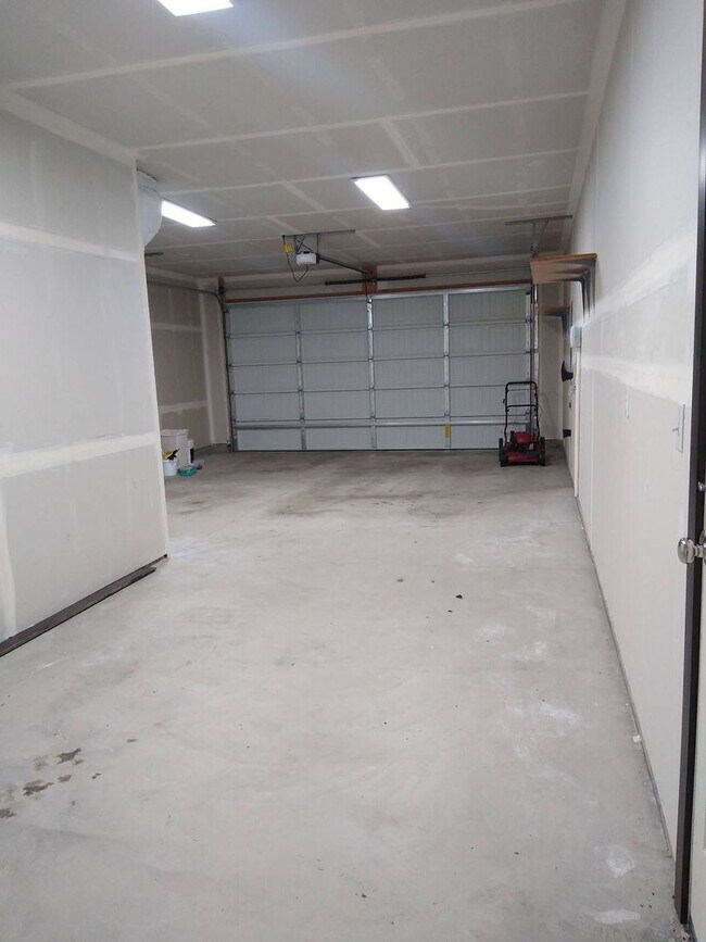 Building Photo - Beautiful 3-bedroom, 2-bath home at Woodbr...