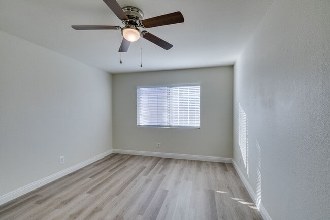 Building Photo - North Summerlin Townhouse with attached garage - 2 master suites