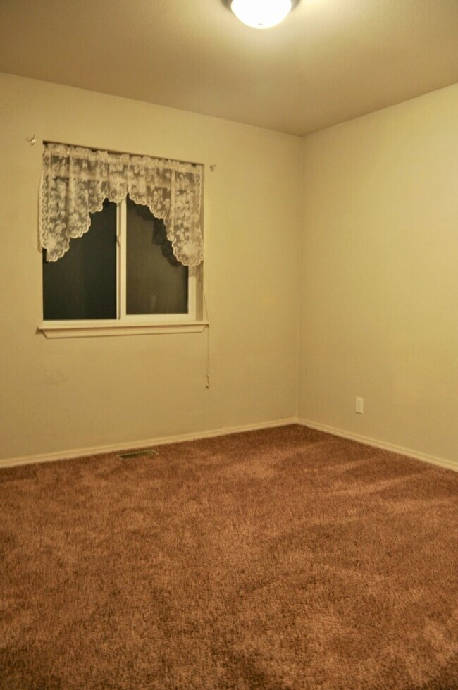 Building Photo - 4 bed 3 bath home with second living room