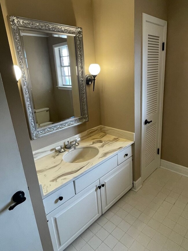 Building Photo - Spacious 4BD Home in Metairie, with Driveway and Fenced in Backyard