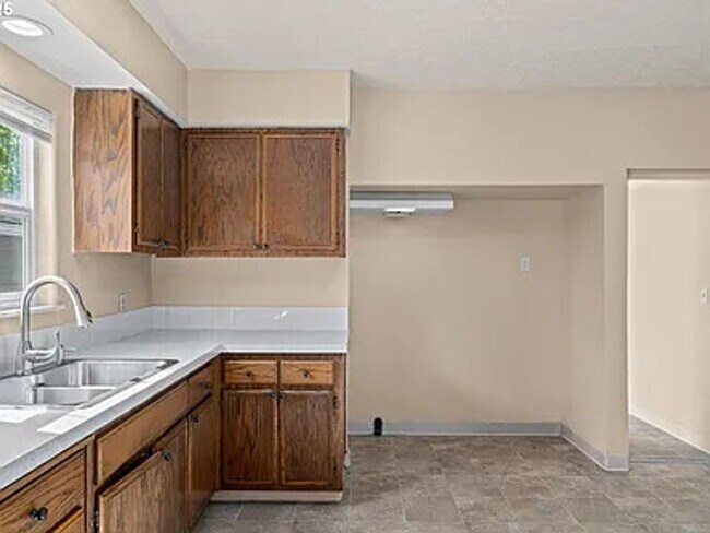 Building Photo - GPM657 - SE Raymond Ct. (T1)