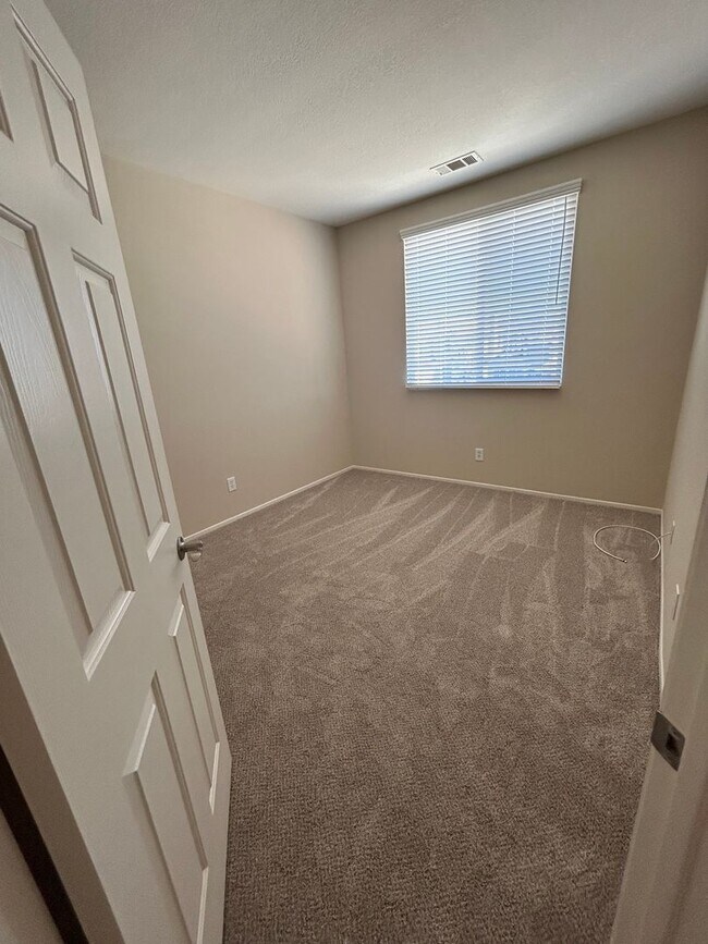 Building Photo - Central Temecula Home