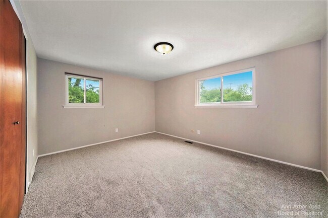 Building Photo - 2923 Burlington Ct