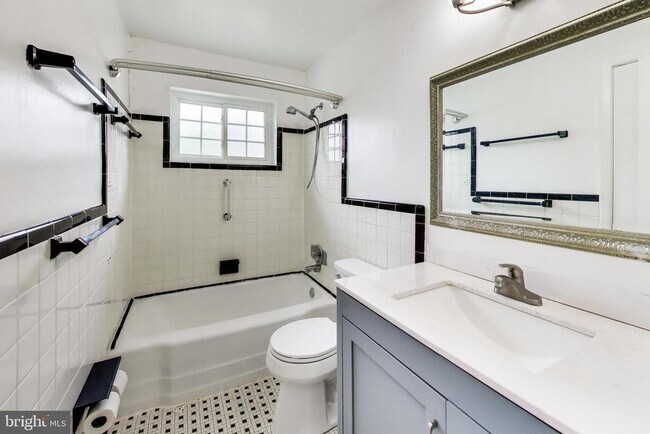 Building Photo - 7215 Normandy Ln