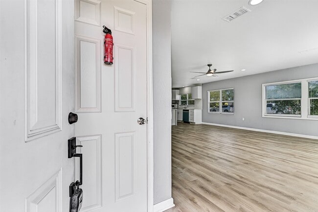 Building Photo - 2328 Wimcrest St