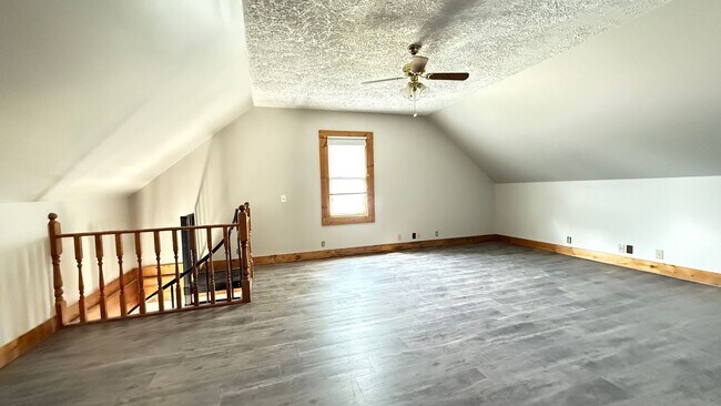 Building Photo - SPACIOUS...3 Bedroom 1 Bath