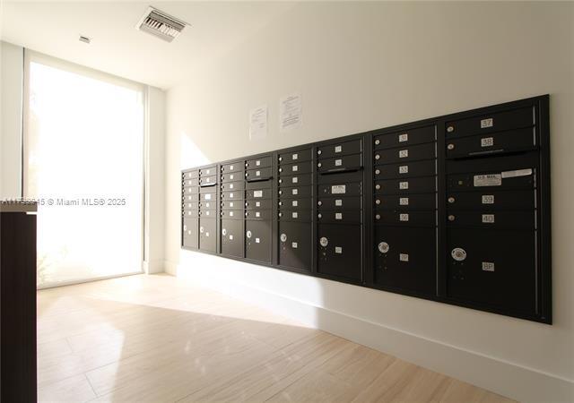 Building Photo - 10201 E Bay Harbor Dr