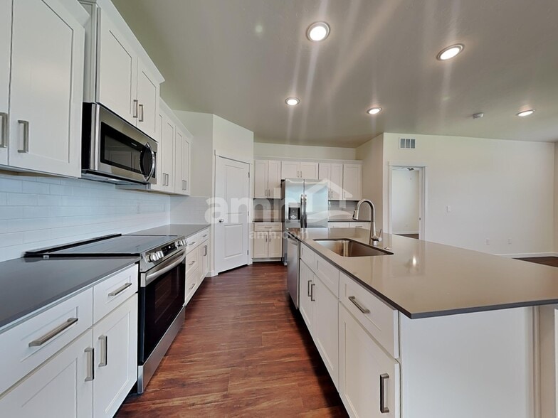 Building Photo - 9396 W Shumard St