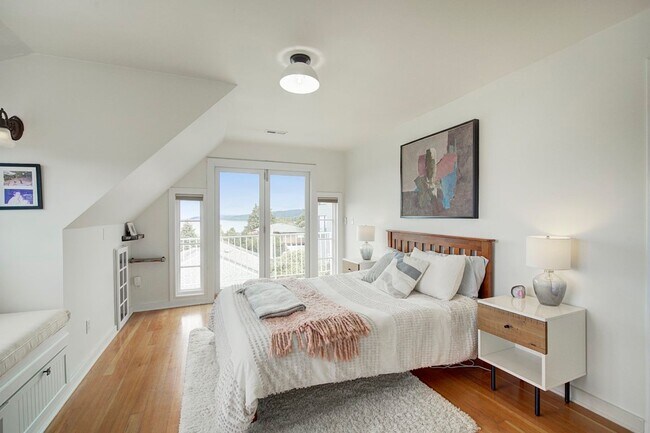 Building Photo - 3 bedroom 2.5 View Property Beach Access  ...