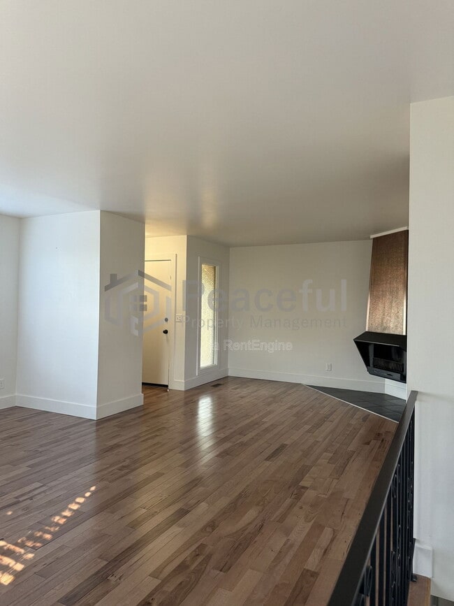 Building Photo - 2025 Broadmoor St S