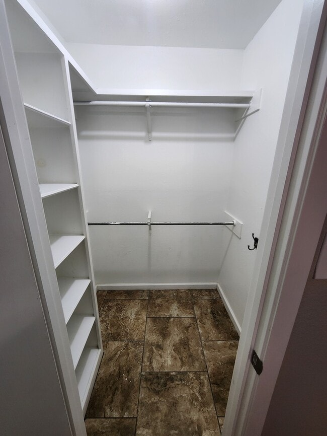 Building Photo - 4 bed 2 1/2 bath home, 2 car garage!