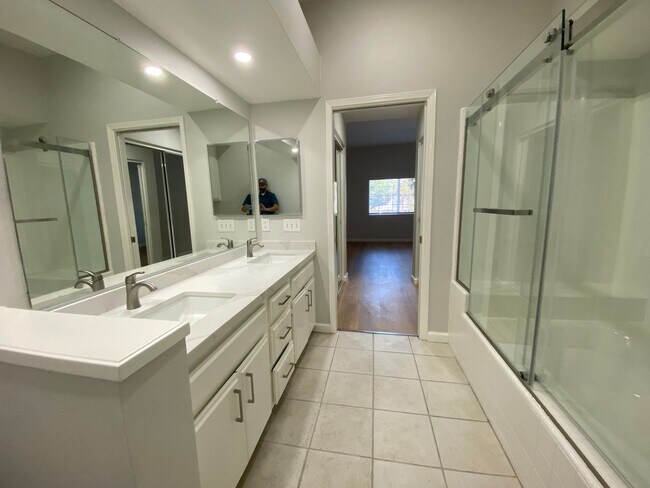 Building Photo - Completely Remodeled 2 Bedroom, 2 Bathroom...