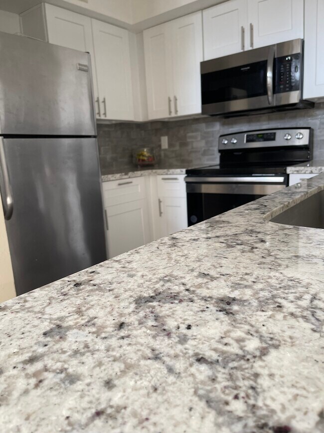 Building Photo - 10855 Meadowglen Ln