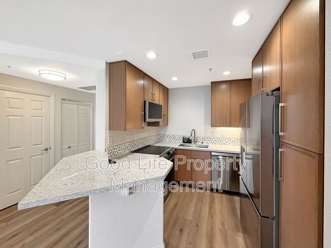 Building Photo - 350 K St