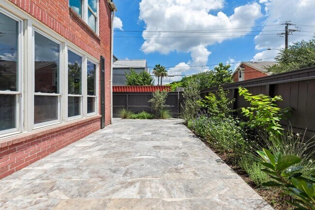 Building Photo - 601 Sandman St