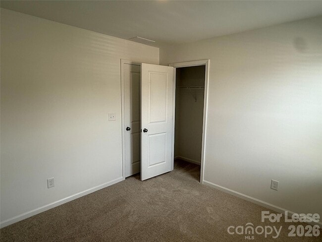 Building Photo - 404 Silver Birch Ct