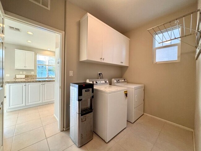 Building Photo - Beautiful 4 bedroom two story house with RV parking for LEASE in Murrieta!