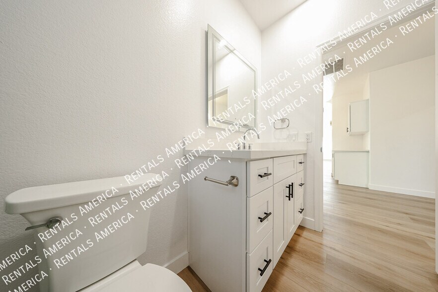 Building Photo - 4812 E Aire Libre Ave