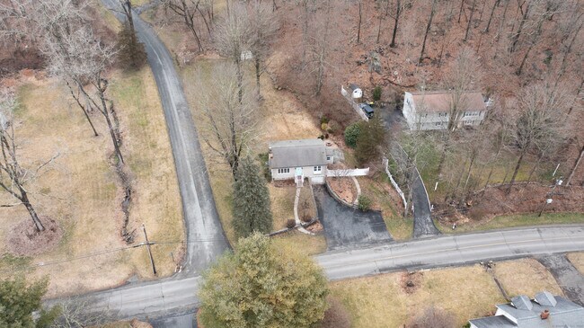 Building Photo - 5 Wood Creek Rd