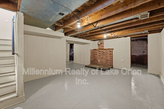 Building Photo - 697 Lounsbury Ave