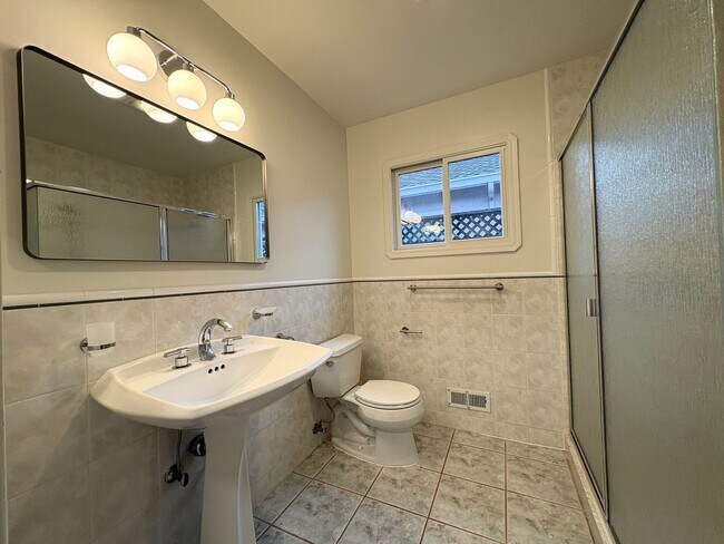Building Photo - Beautifully Updated 4BD/2BA Single-Family Home in Palo Alto