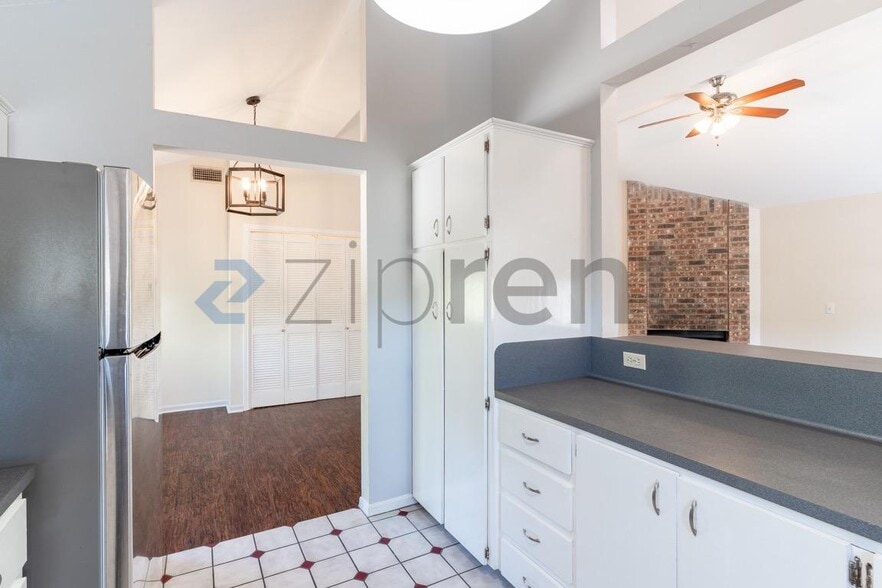 Building Photo - Unit B