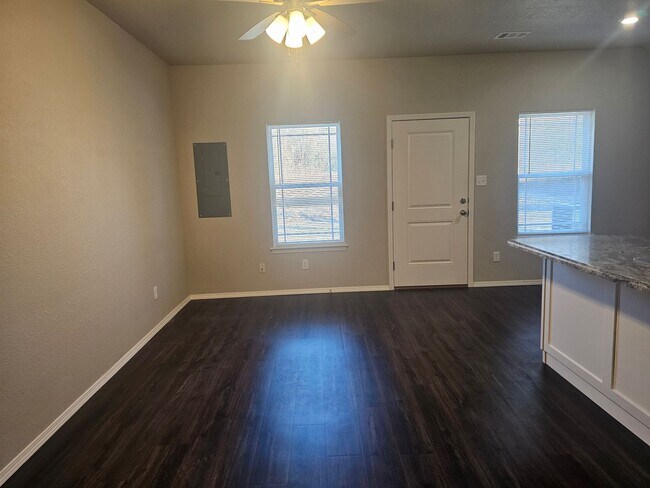 Building Photo - Beautiful New Townhomes in Alma! **MOVE IN...