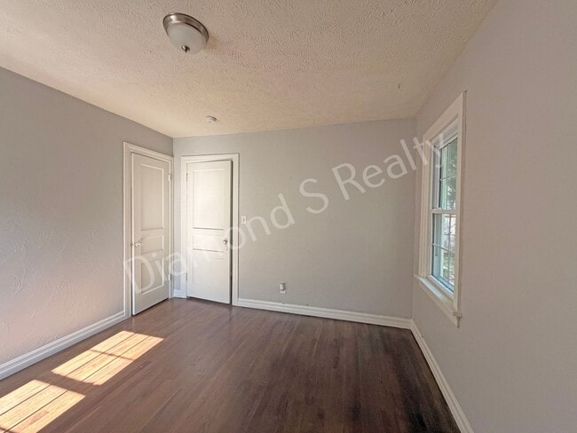 Building Photo - Cute 2 Bedroom Home close to Bass Pro, WOW Museum, restaurants, & Shopping!