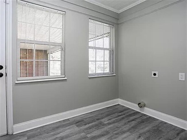 Building Photo - pet-friendly!