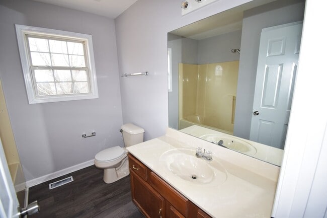 Building Photo - 3 Bedroom 2 Bath Pet Friendly Home For Rent!