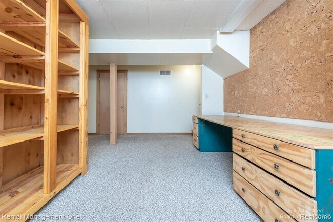 Building Photo - 7870 Chamberlin Rd