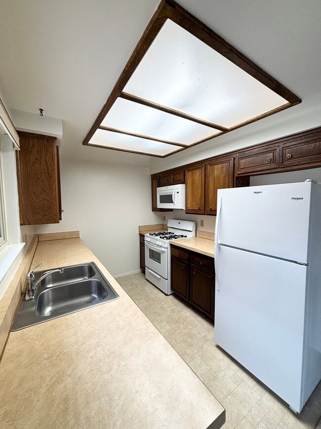 Building Photo - Spacious 4 Bedroom Home Available Now!