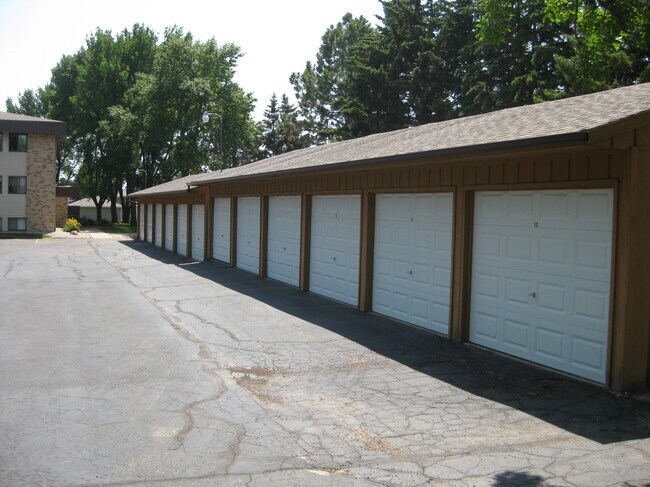 Garages - 820 Roberts Ave